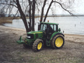 Maart 2004 hebben wij een nieuwe John Deere 6220 in gebruik genomen. Deze trekker is voorzien van voorasvering. Dit zorgt voor een goed rijcomfort. Ook is de trekker voorzien van fronthefinrichting en aftakas, waardoor hij breed inzetbaar is.