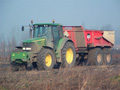 Januari was een maand waarin wij veel grond hebben verzet. Dit is te zien op de foto van onze John Deere 6920 met nieuwe Beco Gigant 200 grond dumper, genomen in Spijkenisse. (Januari 2005)